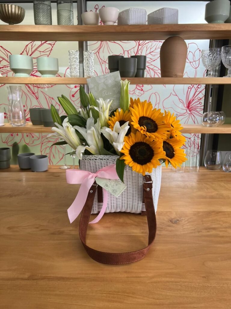 Canasta de girasoles y lirios